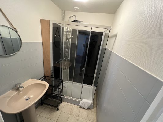 Douche 1 avec cabine de douche et lavabo_